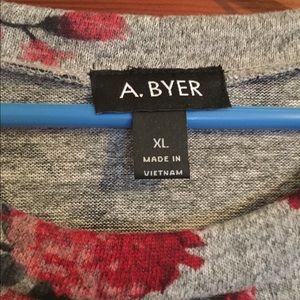 Beautiful floral top w bell sleeves